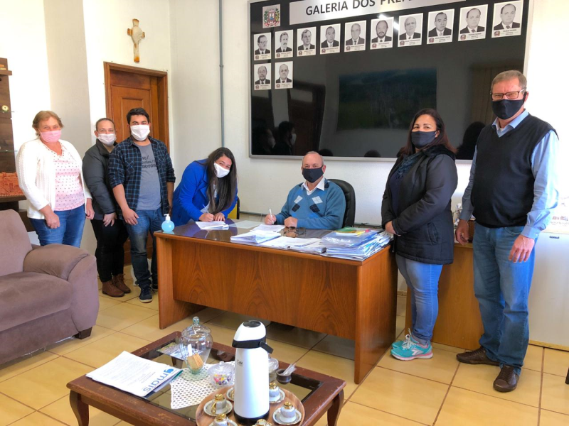 PREFEITURA FIRMA PARCERIA COM ONG QUATRO PATAS DE AMOR